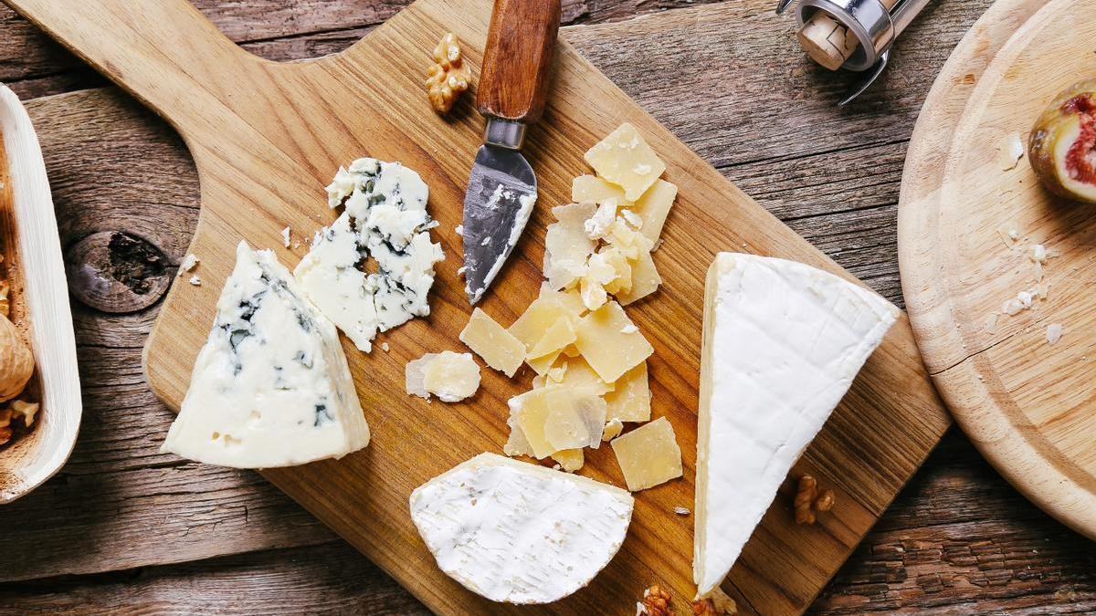 Diferentes tipos de queso sobre una tabla de madera