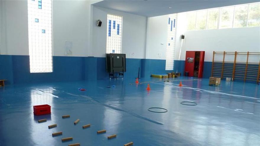 La instalación de paneles acústicos en el techo del gimnasio comienza esta semana.