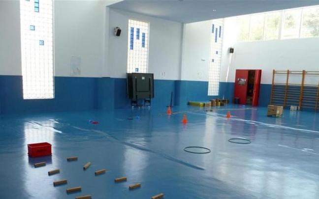 La instalación de paneles acústicos en el techo del gimnasio comienza esta semana.