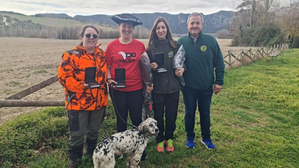 Podio del campeonato de Euskadi de caza menor de la categoría femenina.