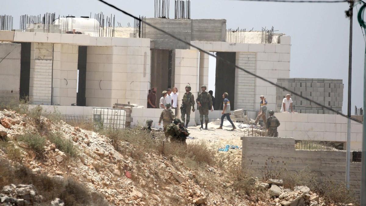 Militares y colonos israelíes en Nablus (Cisjordania)