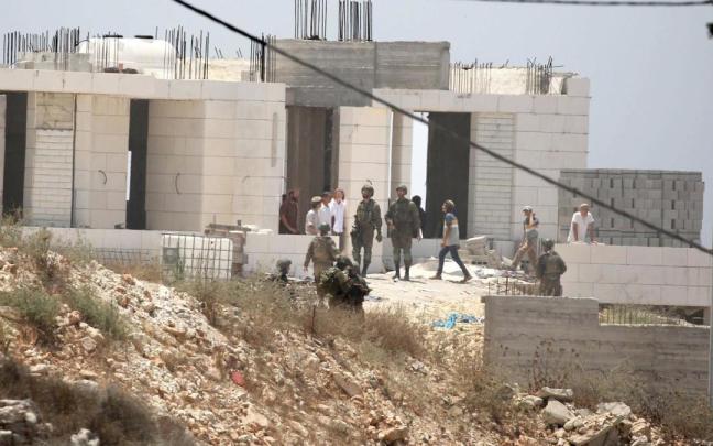Militares y colonos israelíes en Nablus (Cisjordania)