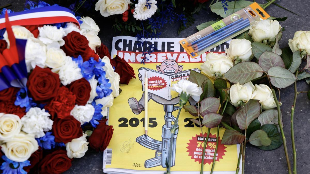 Ofrendas de recuerdo de la matanza de 2015 junto a la redacción de 'Charlie Hebdo' en París