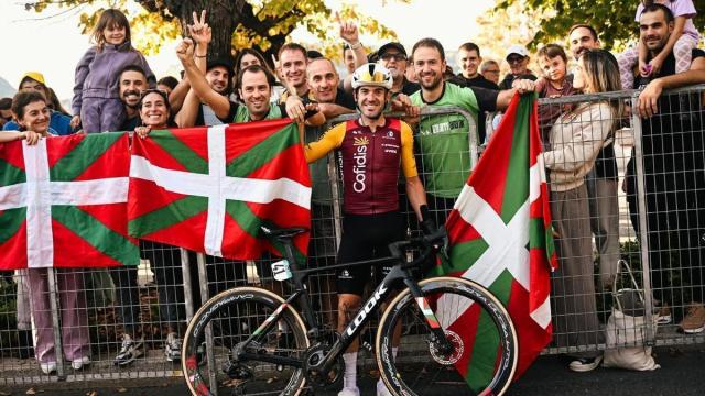 Ion Izagirre posa con sus familiares y amigos a la conclusión de Il Lombardia.