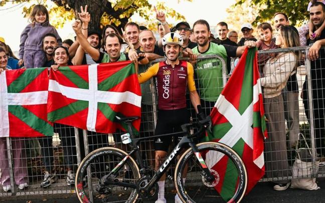 Ion Izagirre posa con sus familiares y amigos a la conclusión de Il Lombardia.
