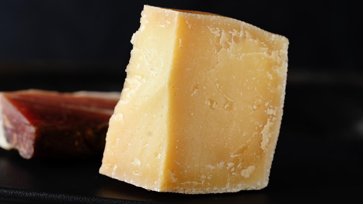 Trozo de queso parmesano.