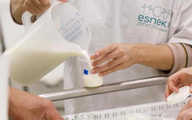 Creado por el centro tecnológico Leartiker , es el primer centro vasco de lácteos de Euskadi / Esneki Creado por el centro tecnológico Leartiker , es el primer centro vasco de lácteos de Euskadi