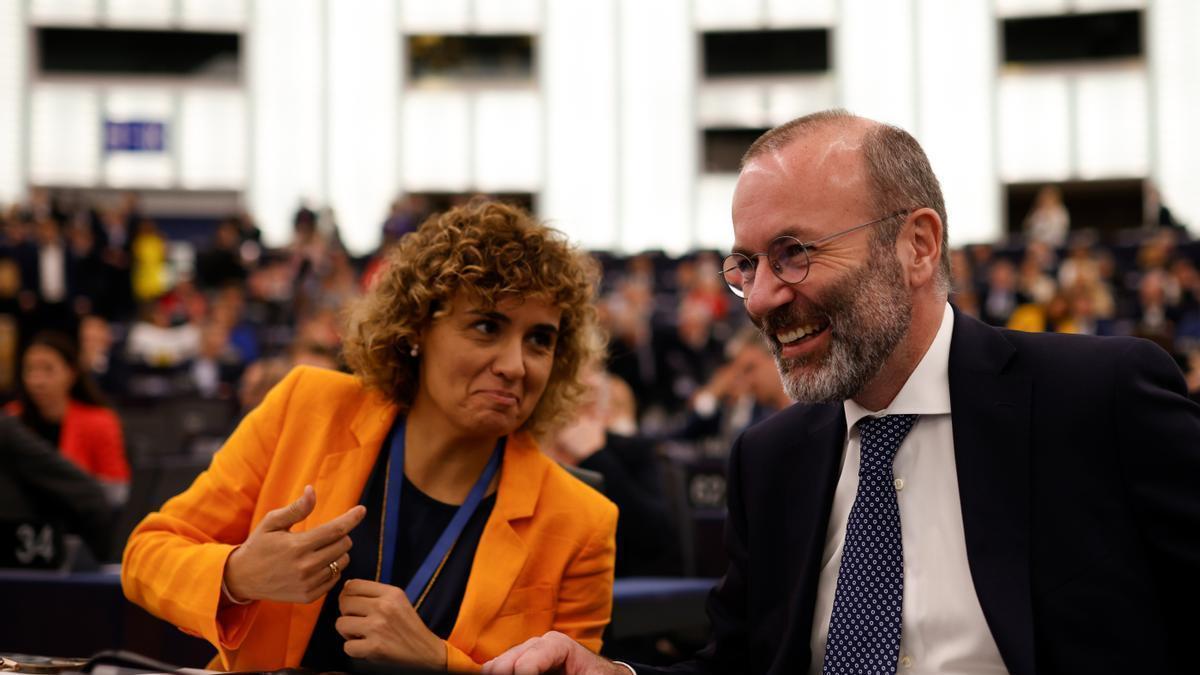 El líder del Grupo popular europeo, Manfred Weber, junto a la europarlamentaria del PP, Dolors Montserrat.