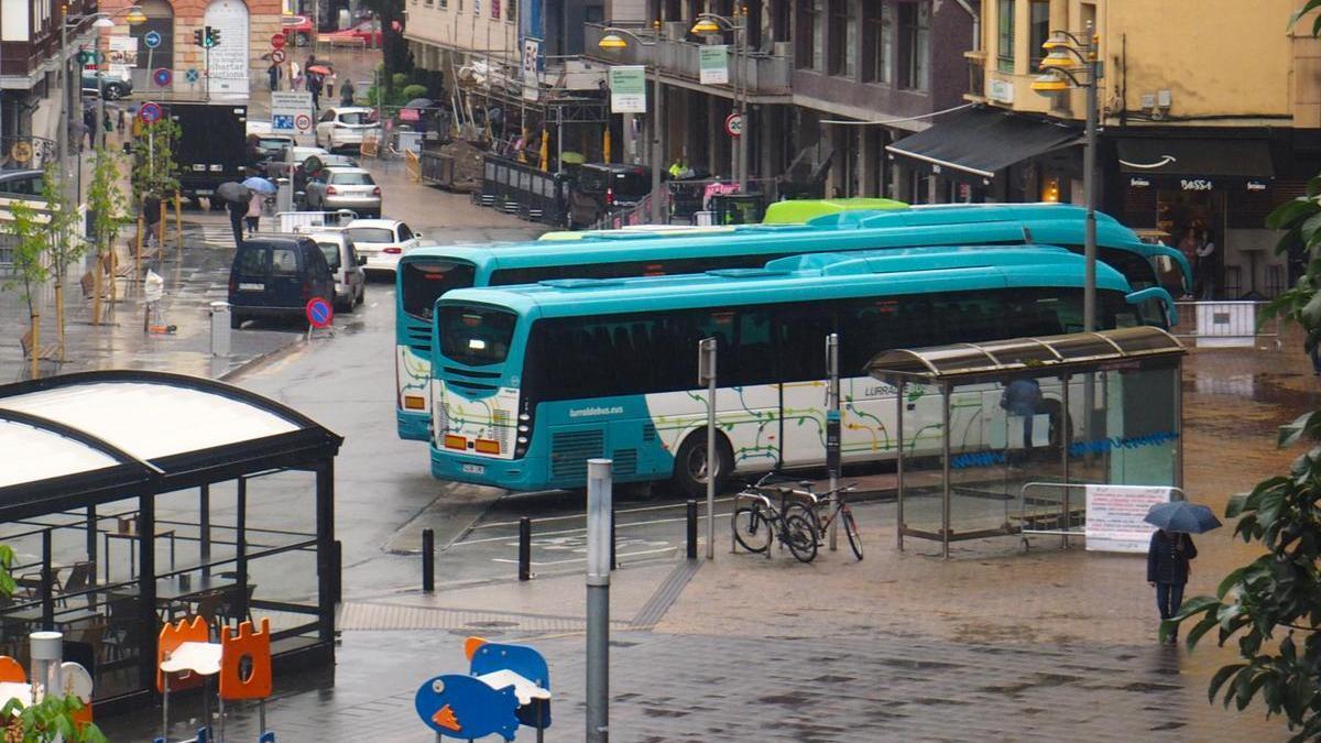 Vista de la parada de autobuses de Egogain, donde los vecinos de Elgoibar realizan los transbordos a Bilbao.