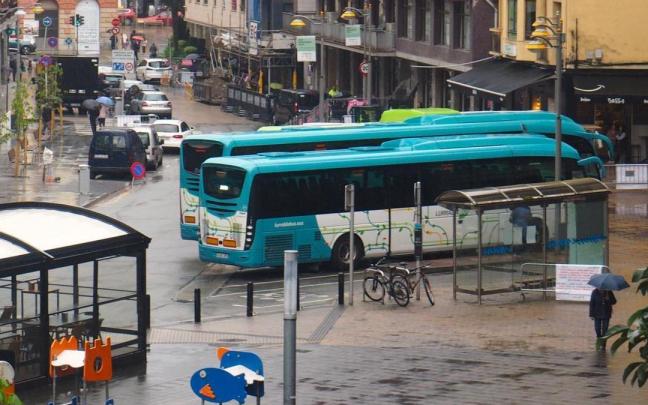 Vista de la parada de autobuses de Egogain, donde los vecinos de Elgoibar realizan los transbordos a Bilbao.