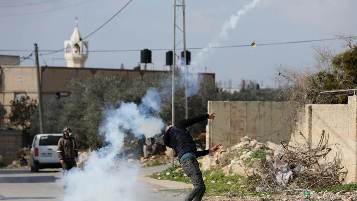 Enfrentamientos entre militares israelíes y jóvenes palestinos cerca de Yenín, en Cisjordania.