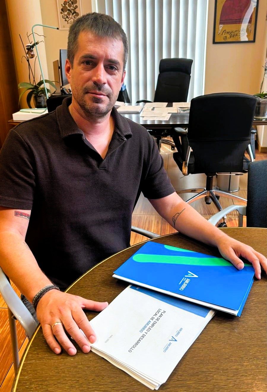 El alcalde de Amurrio, Txerra Molinuevo, junto a una copia del Plan de empleo y desarrollo local