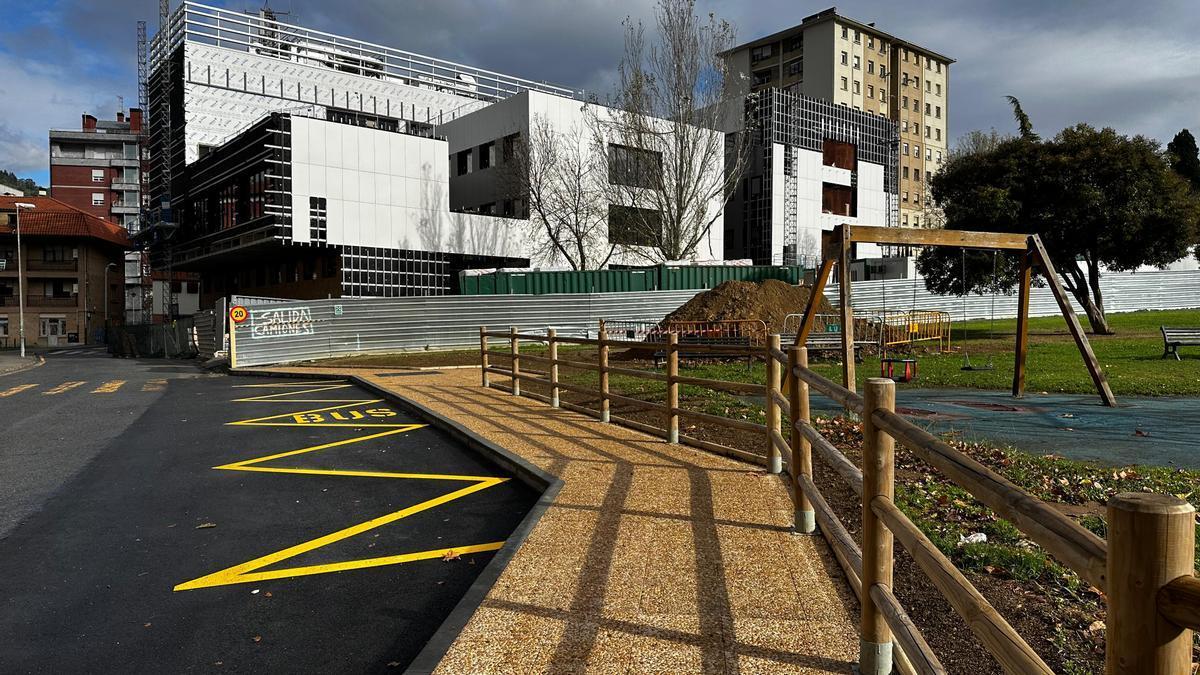 Nueva parada de bus en la calle Goikogane, frente al nuevo centro de salud de Laudio