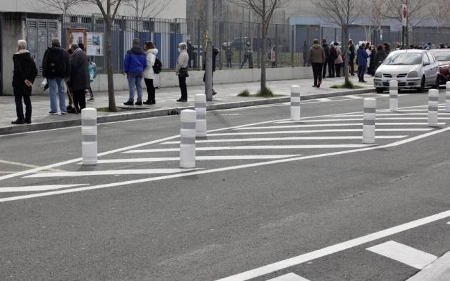 Madres, padres y abuelos esperando la salida de los alumnos en la ikastola de Salburua