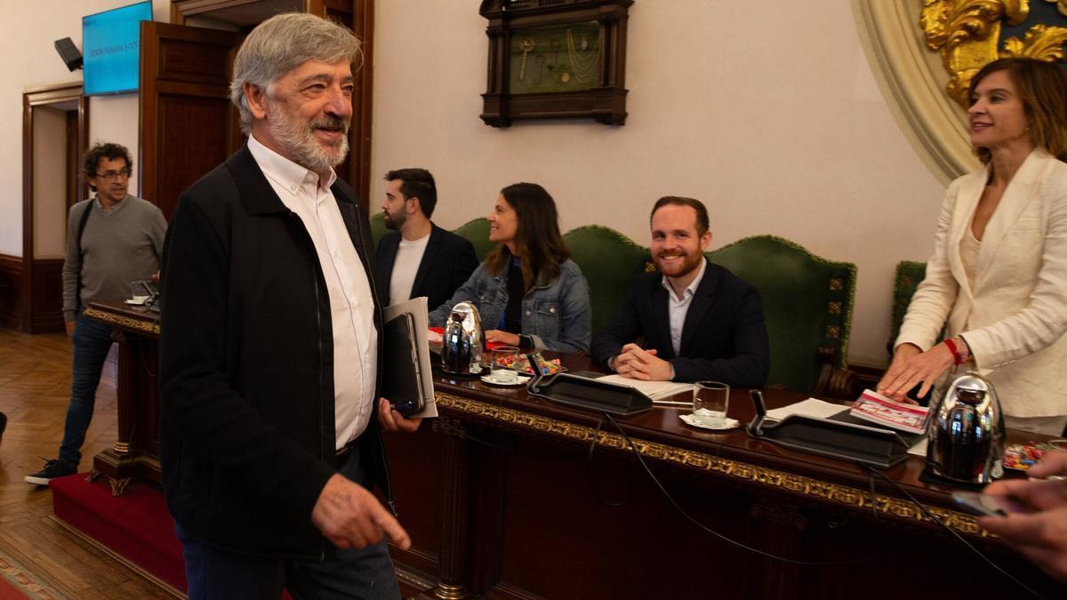 Koldo Martínez pasa delante de la bancada del grupo municipal socialista. Detrás, Txema Mauleón, de Contigo. Foto: Patxi Cascante