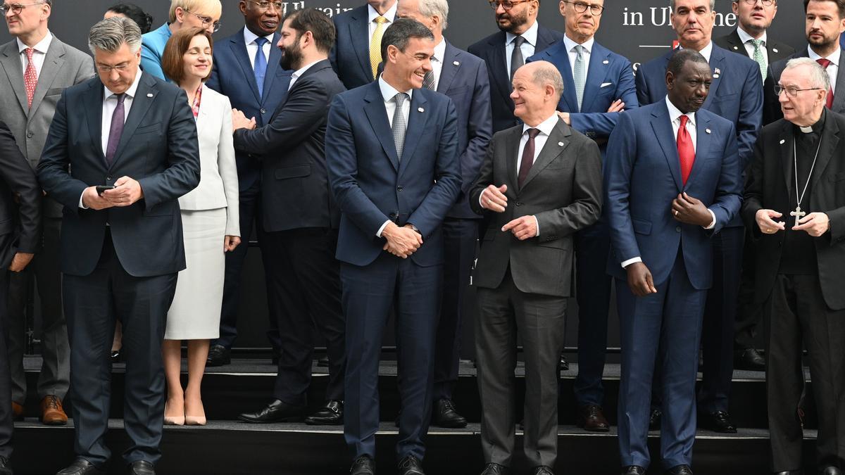 El presidente del Gobierno, Pedro Sánchez, conversa con el canciller alemán, Olaf Scholz, durante la inauguración de la Cumbre sobre la Paz de Ucrania