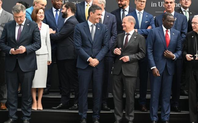 El presidente del Gobierno, Pedro Sánchez, conversa con el canciller alemán, Olaf Scholz, durante la inauguración de la Cumbre sobre la Paz de Ucrania