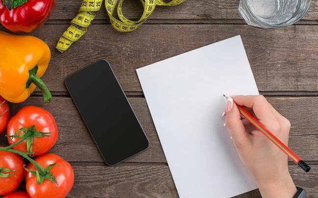 Apuntar todo lo que comemos a diario ayuda a tener un mayor control.