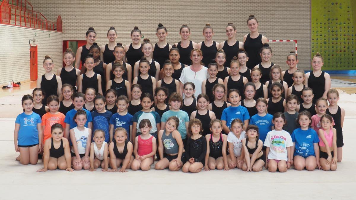 'Visi' Gutiérrez con parte del plantel de gimnastas que prepara en el Elkargunea de Azkoitia.