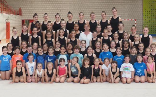 'Visi' Gutiérrez con parte del plantel de gimnastas que prepara en el Elkargunea de Azkoitia. / Aitor 'Visi' Gutiérrez con parte del plantel de gimnastas que prepara en el Elkargunea de Azkoitia.
