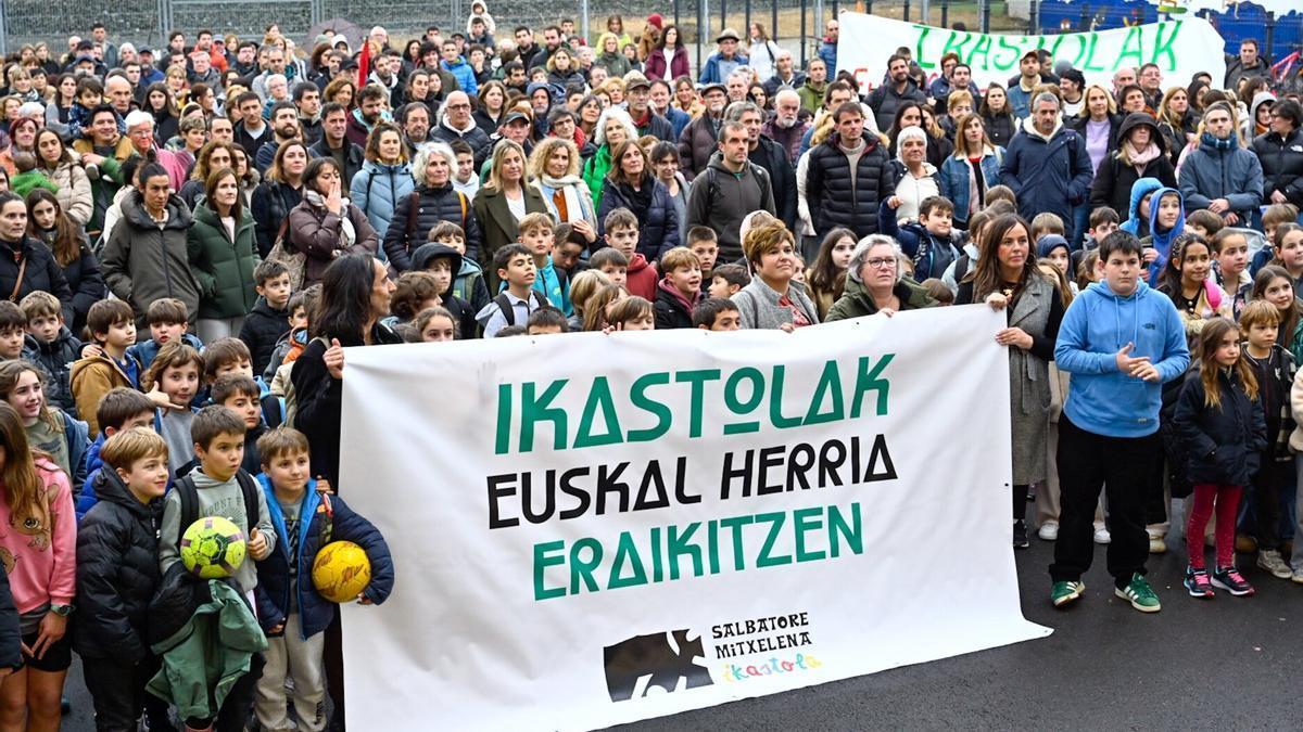 Familias, alumnos y profesorado de la ikastola Salbatore Mitxelena de Zarautz en la concentración de protesta convocada en enero.