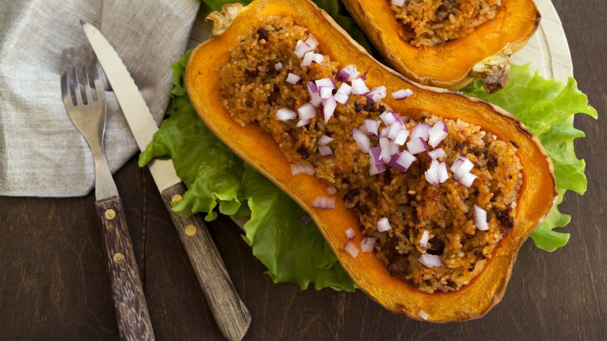 Calabaza asada y rellena de verduras y arroz.