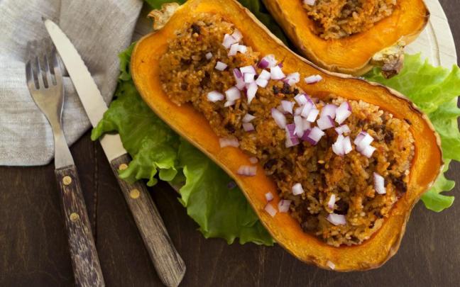 Calabaza asada y rellena de verduras y arroz.