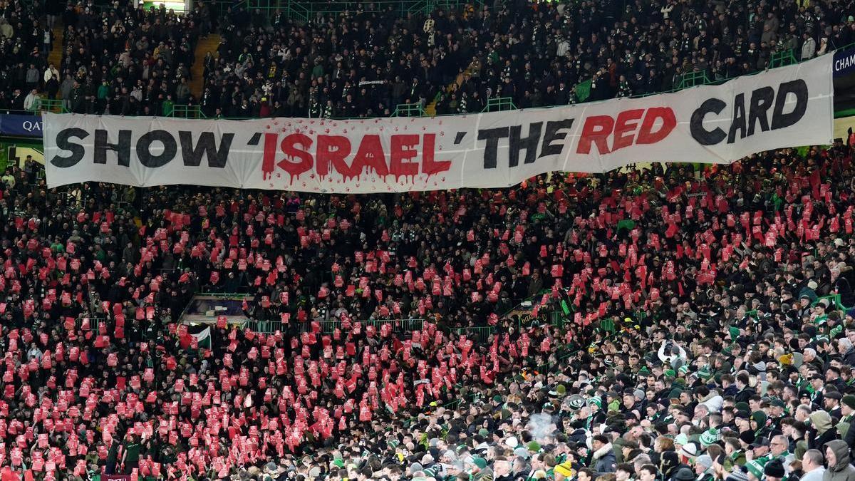 Pancarta contra Israel en un partido de la Champions ente el Celtic Glasgow y el Bayern de Múnich.