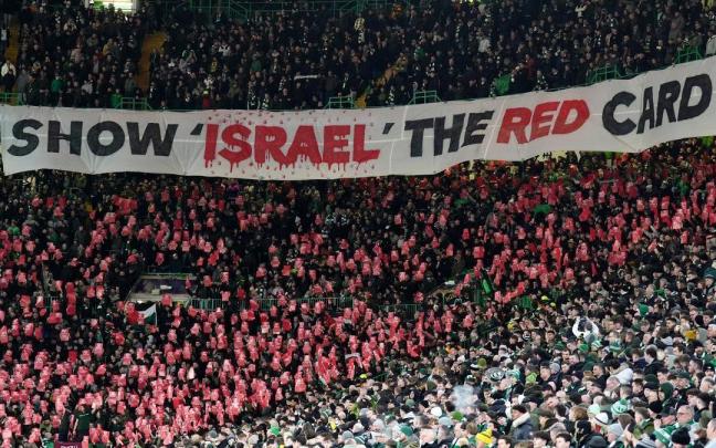 Pancarta contra Israel en un partido de la Champions ente el Celtic Glasgow y el Bayern de Múnich.