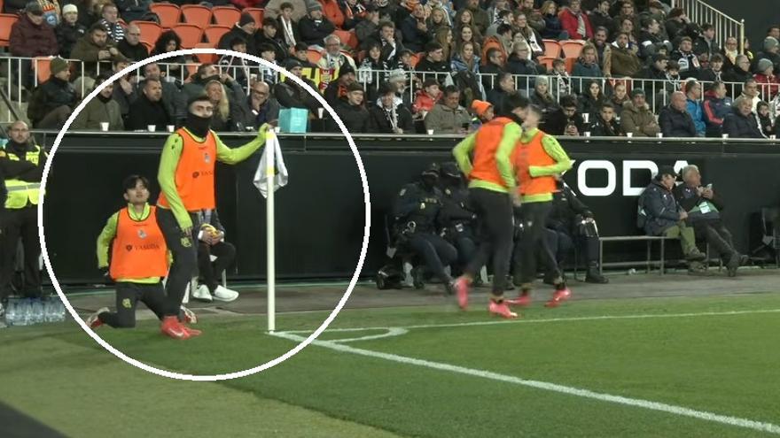 Kubo y Barrenetxea, en el momento en que un sector de la afición valencianista les lanza gritos. / REAL SOCIEDAD