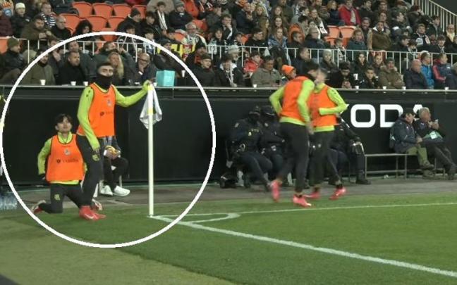 Kubo y Barrenetxea, en el momento en que un sector de la afición valencianista les lanza gritos. / REAL SOCIEDAD