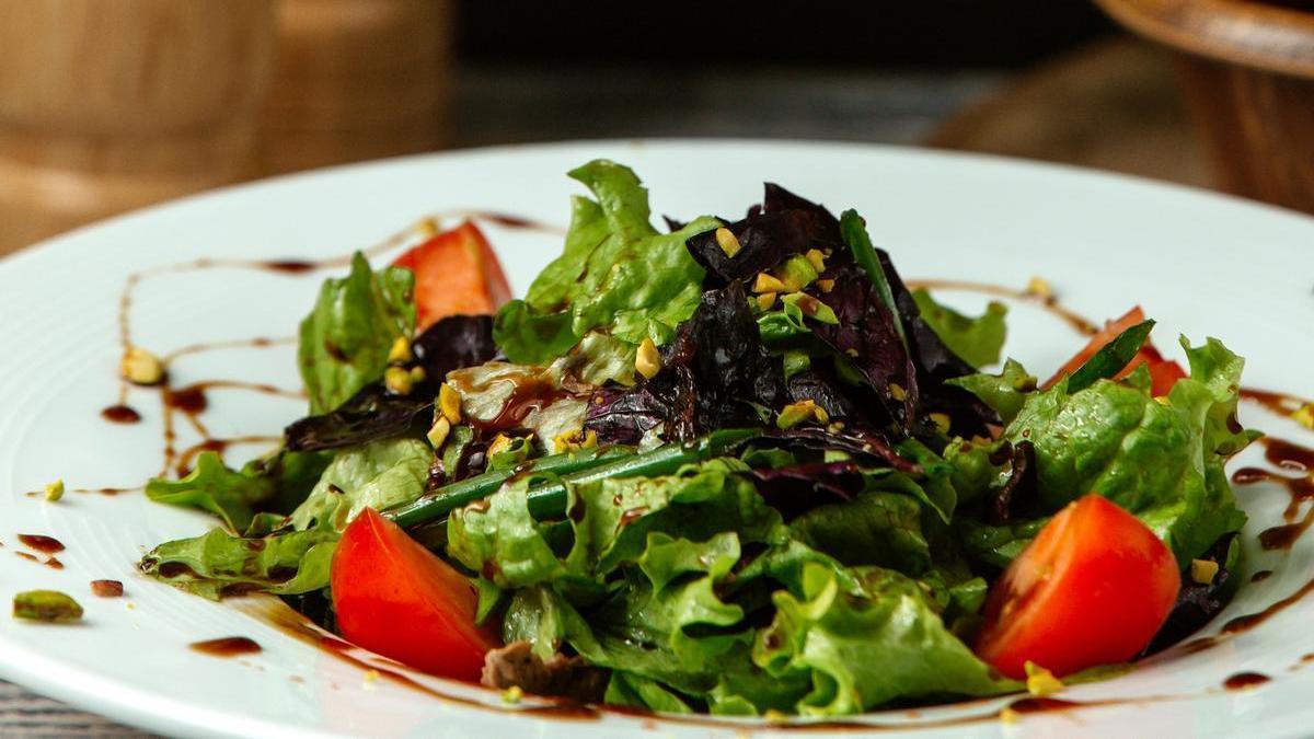 Una ensalada con su vinagreta.