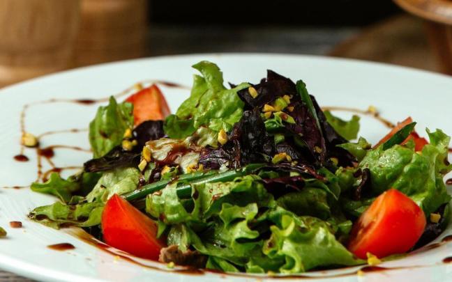 Una ensalada con su vinagreta.
