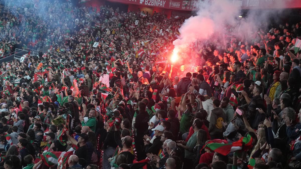 Cientos de personas durante el partido de fútbol entre las selecciones de fútbol de Euskadi y Palestina, a 15 de noviembre de 2025, en Bilbao.