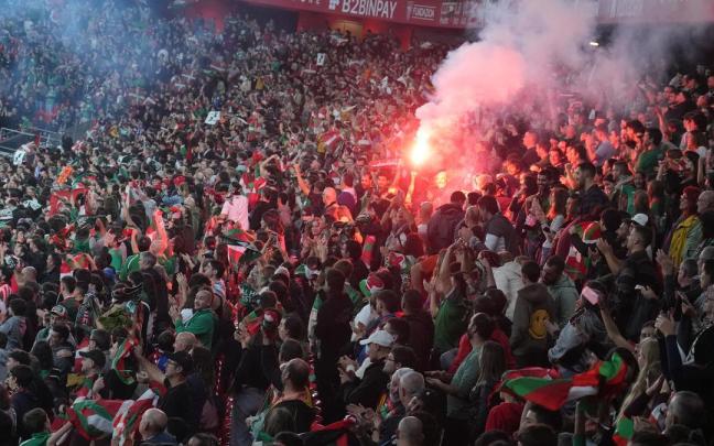 Cientos de personas durante el partido de fútbol entre las selecciones de fútbol de Euskadi y Palestina, a 15 de noviembre de 2025, en Bilbao.