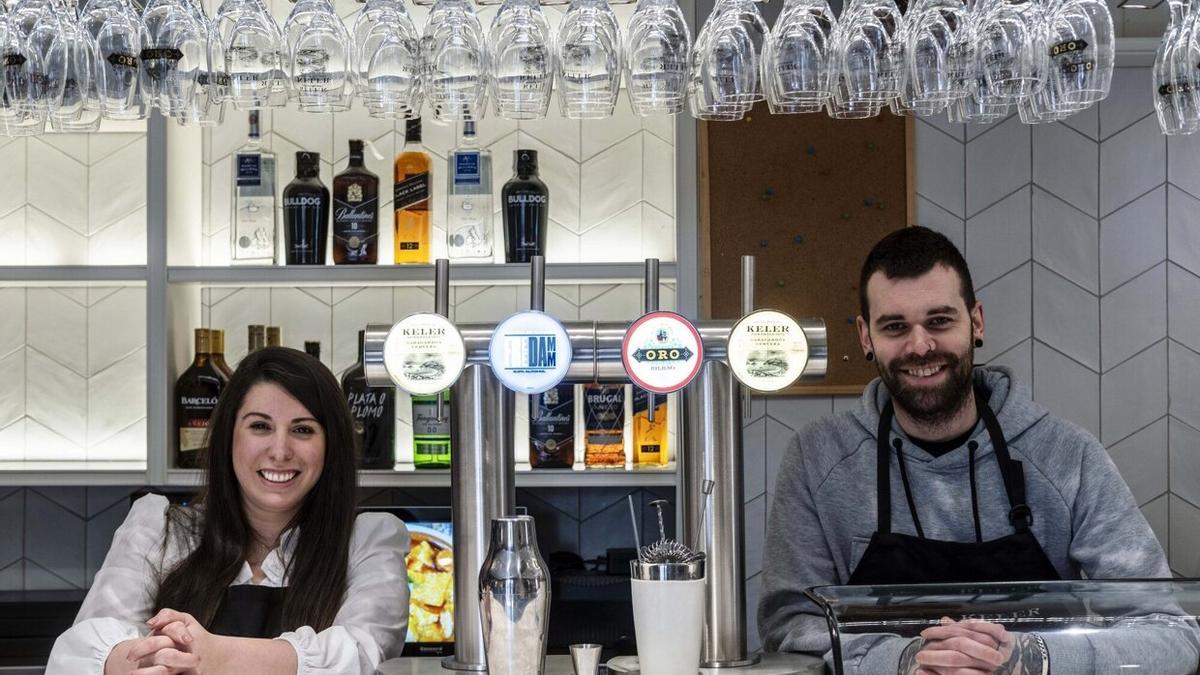 Celia y Omar, tras la barra del bar.