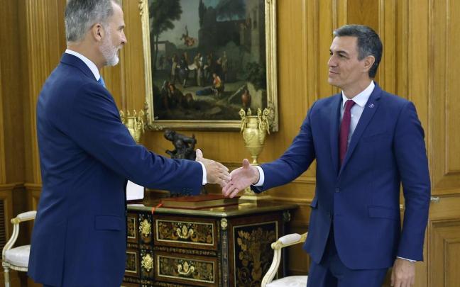 El rey saluda a Pedro Sánchez en su encuentro de este martes.