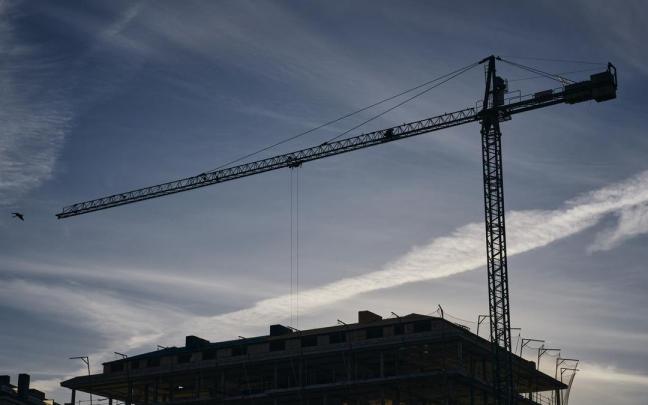 Bloque de pisos en construcción.