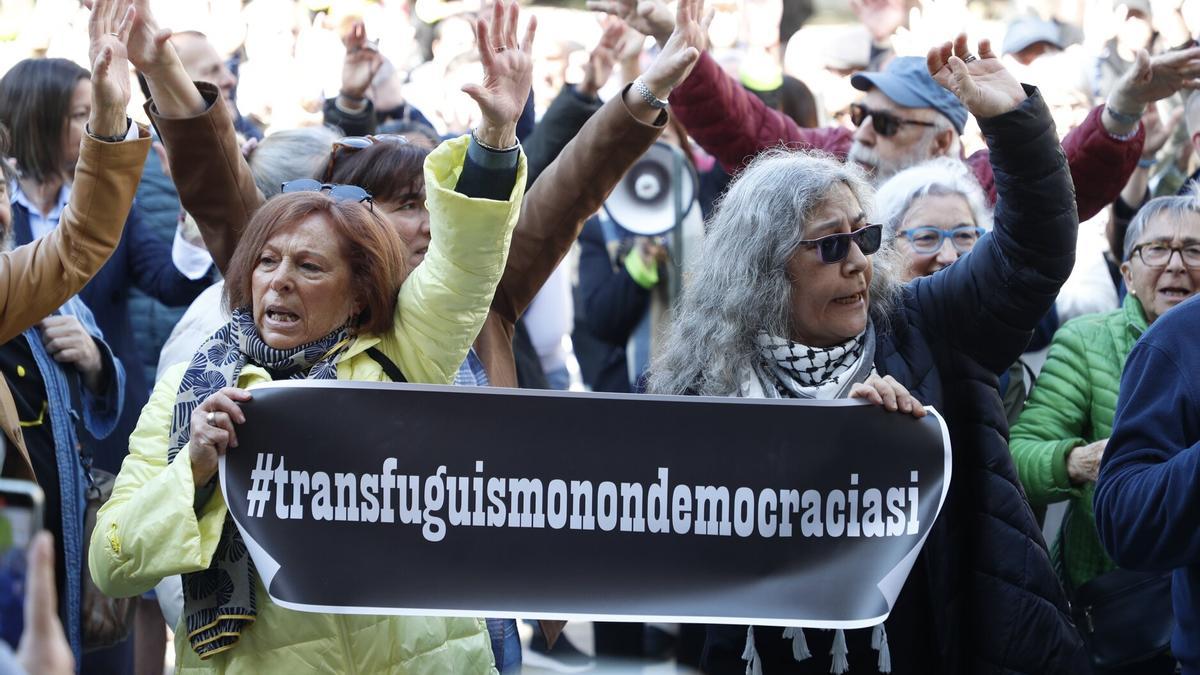 Protestas contra la tránsfuga exsocialista en Lugo.