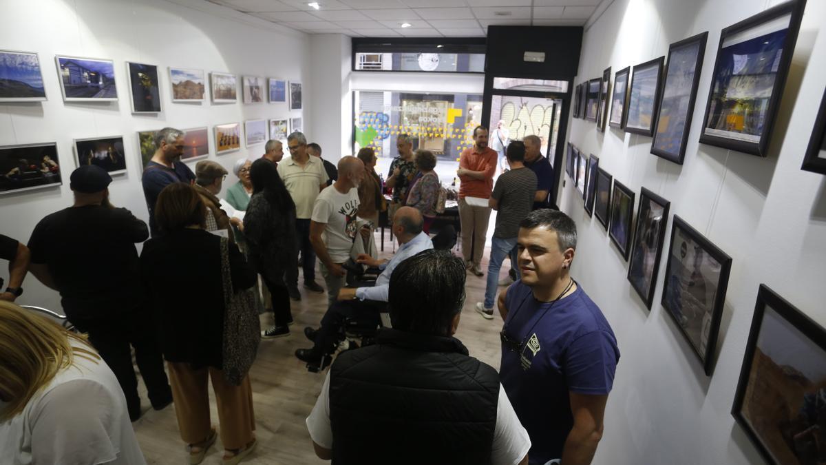 Integrantes de Clik eta Clik y aficionados a la fotografía acudieron a la inauguración de Argazkigintza Txokoa