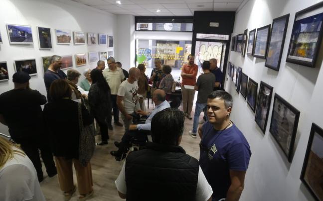 Integrantes de Clik eta Clik y aficionados a la fotografía acudieron a la inauguración de Argazkigintza Txokoa / Ayuntamiento de Galdakao Integrantes de Clik eta Clik y aficionados a la fotografía acudieron a la inauguración de Argazkigintza Txokoa