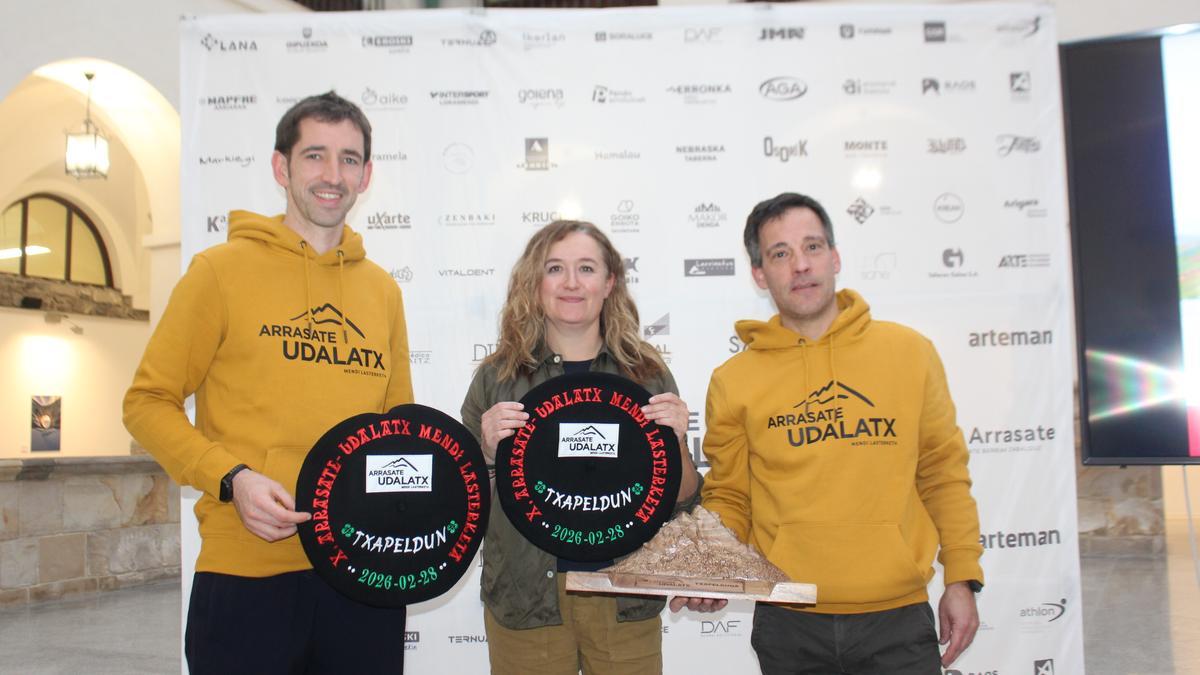 Ganix Lasa, la alcaldesa y Eneko Urrizalki con las txapelas y trofeo para las y los ganadores.