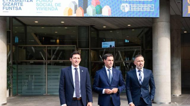 El lehendakari, Imanol Pradales, junto a Denis Itxaso y Noël D'Anjou en la presentación del Fondo Social de Vivienda