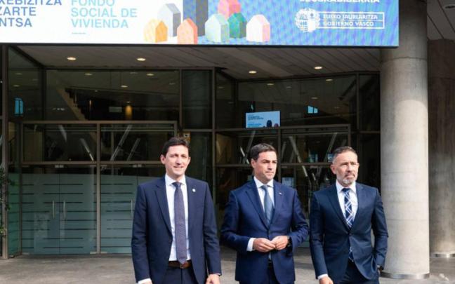 El lehendakari, Imanol Pradales, junto a Denis Itxaso y Noël D'Anjou en la presentación del Fondo Social de Vivienda