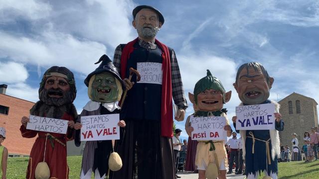 Protesta de la Comparsa del Valle de Egüés en el desfile de este sábado. Protesta de la Comparsa del Valle de Egüés en el desfile de este sábado.