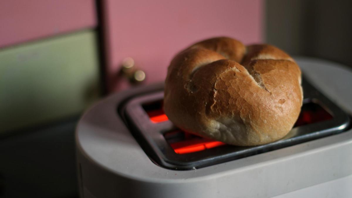 Un pan sobre una tostadora para calentarlo o decongelarlo.