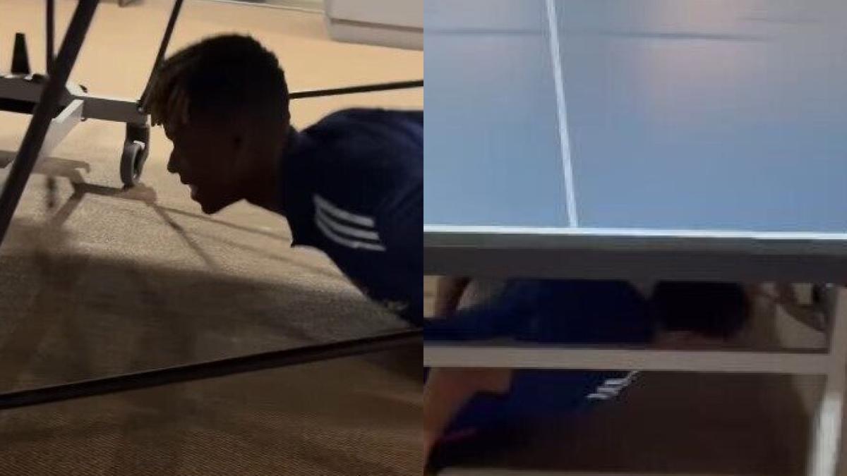 Lamine Yamal y Nico Williams pasan por debajo de la mesa de ping pong.