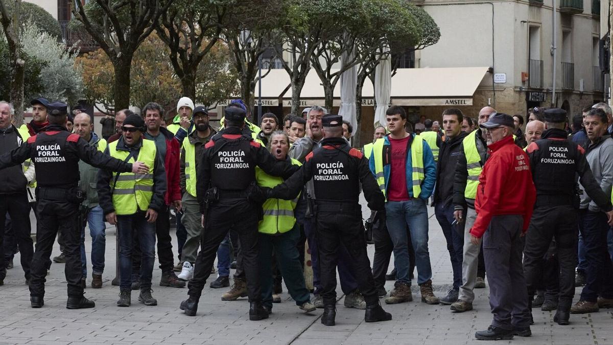 Protesta de los agricultores durante la reunión de la Eurorregión en OIite. Foto: Unai Beroiz