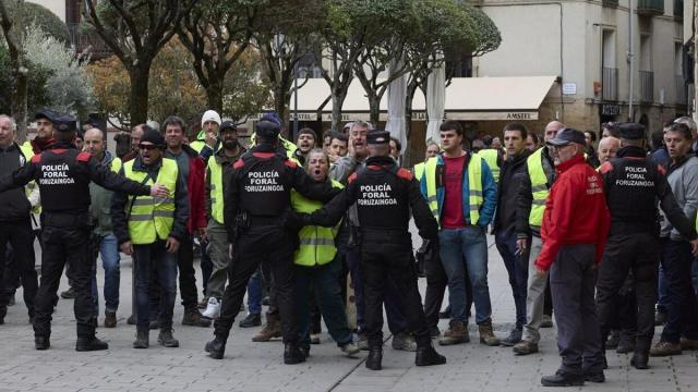 Protesta de los agricultores durante la reunión de la Eurorregión en OIite. Foto: Unai Beroiz