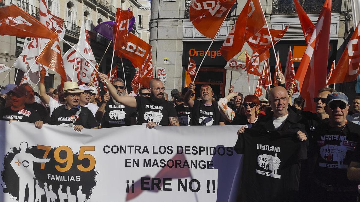 Protesta de CCOO y USO contra el ERE de MasOrange.